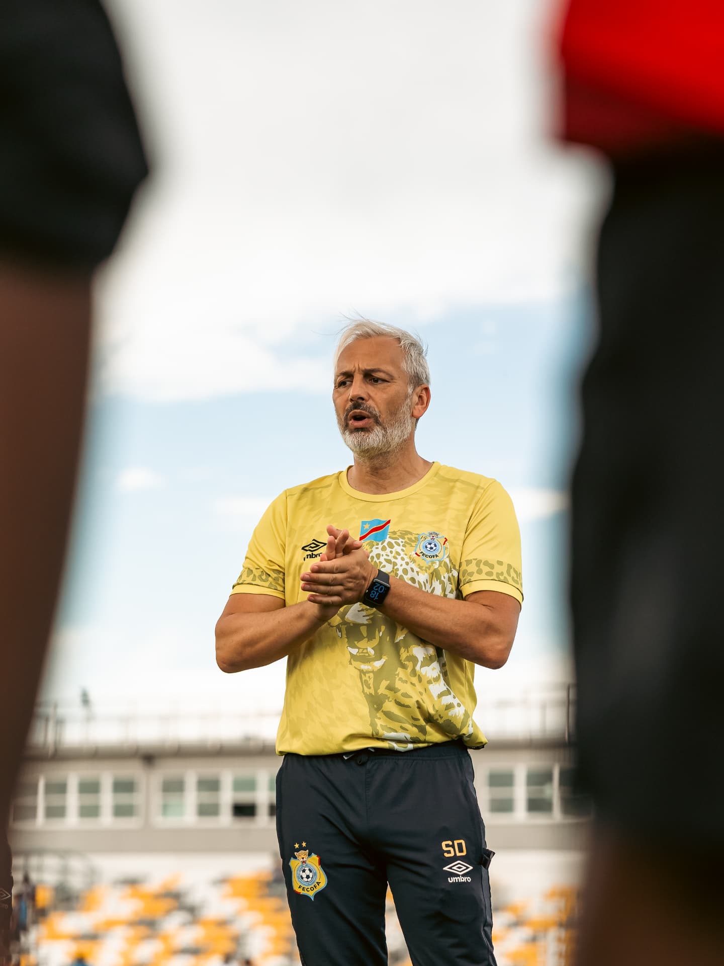 Sébastien Desabre au milieu de ses joueurs lors d'un entraînement